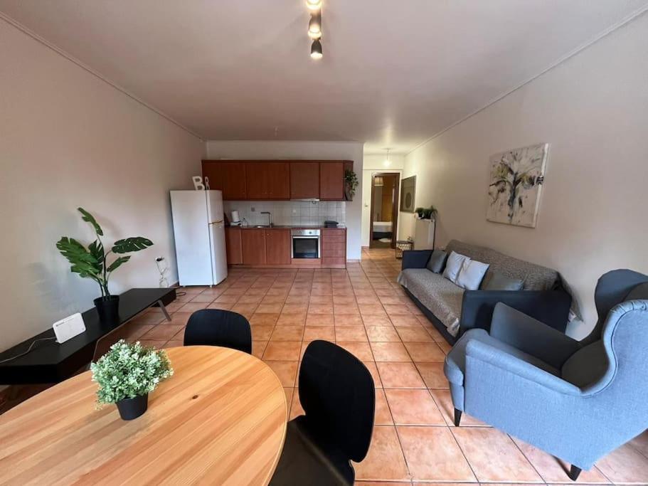 Apartment Modern Ground Flr 1 Bdr Flat With Veranda And Parking *